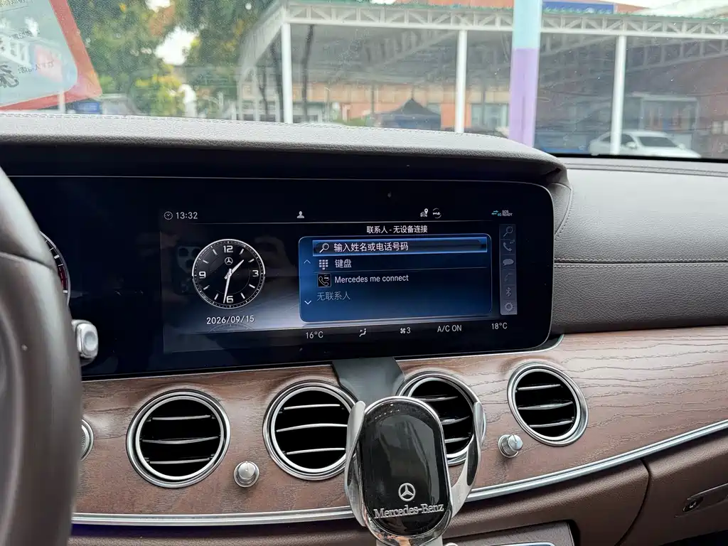 Mercedes-Benz E-Class — миниатюра 11