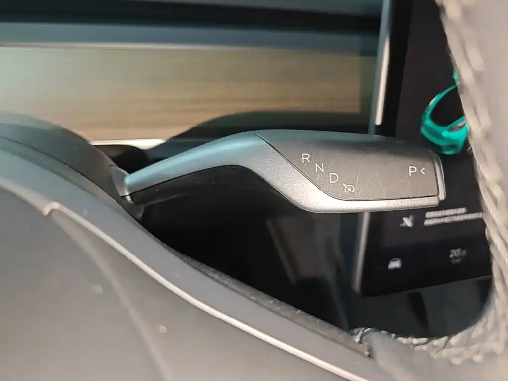Tesla Model Y — миниатюра 14