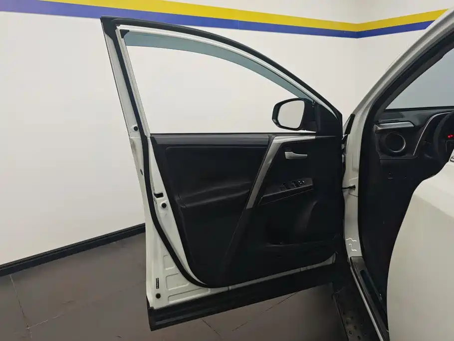 Toyota RAV4 — миниатюра 7