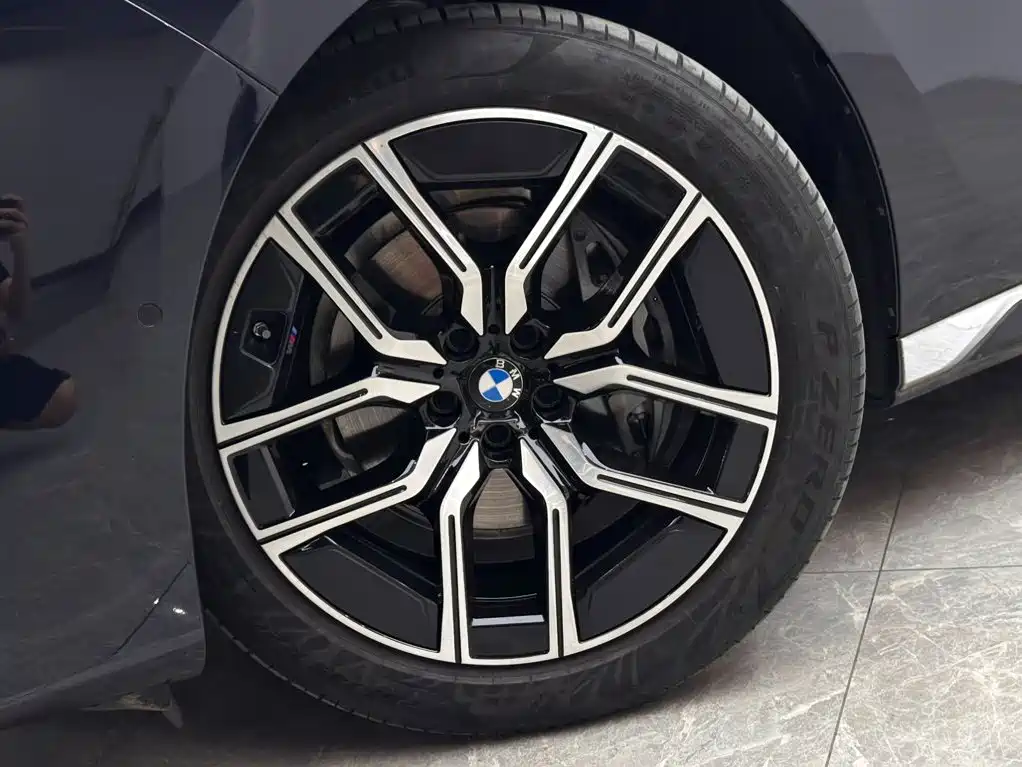 BMW 7 Series — миниатюра 21