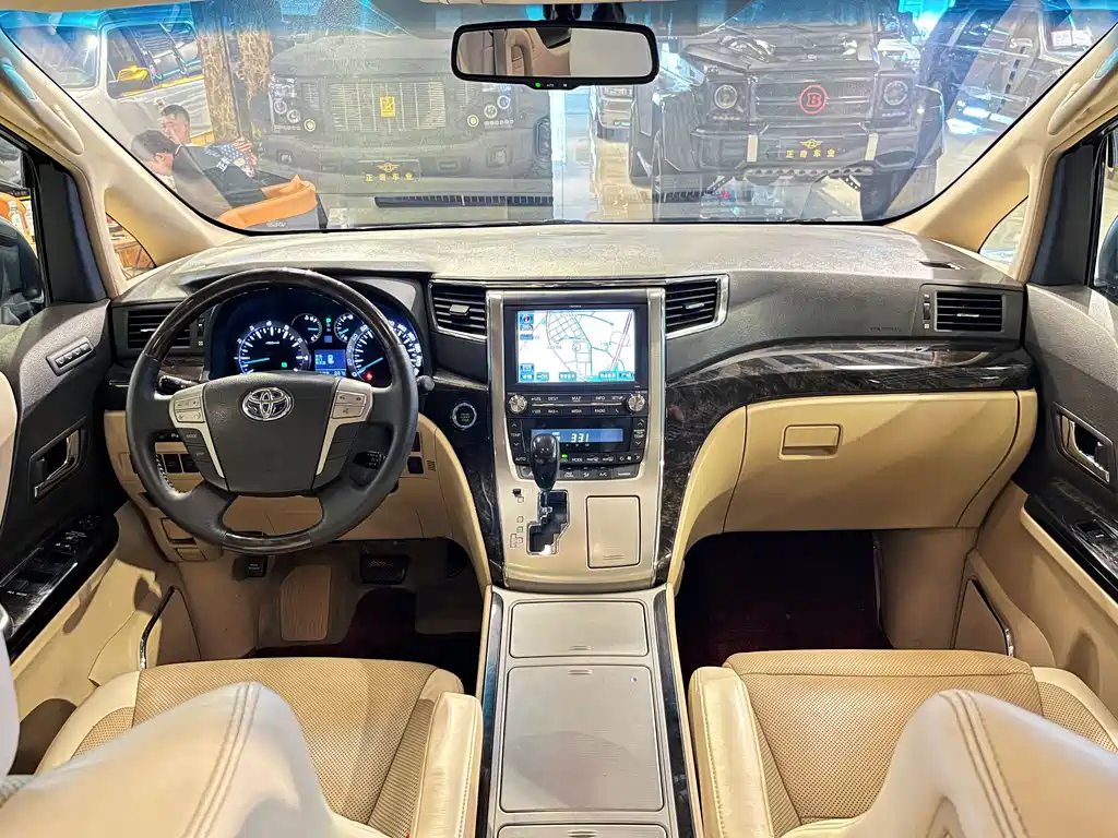 Toyota Alphard — миниатюра 11