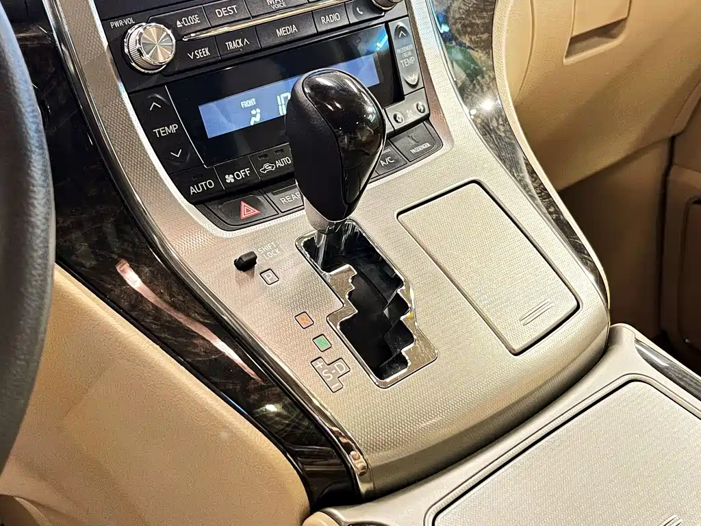 Toyota Alphard — миниатюра 15
