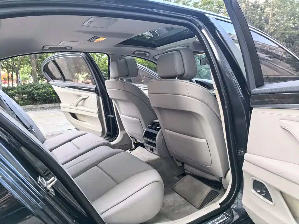 BMW 5 Series — миниатюра 8