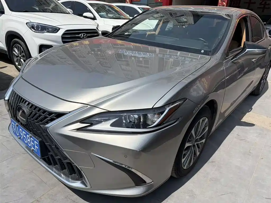 Lexus ES 2023