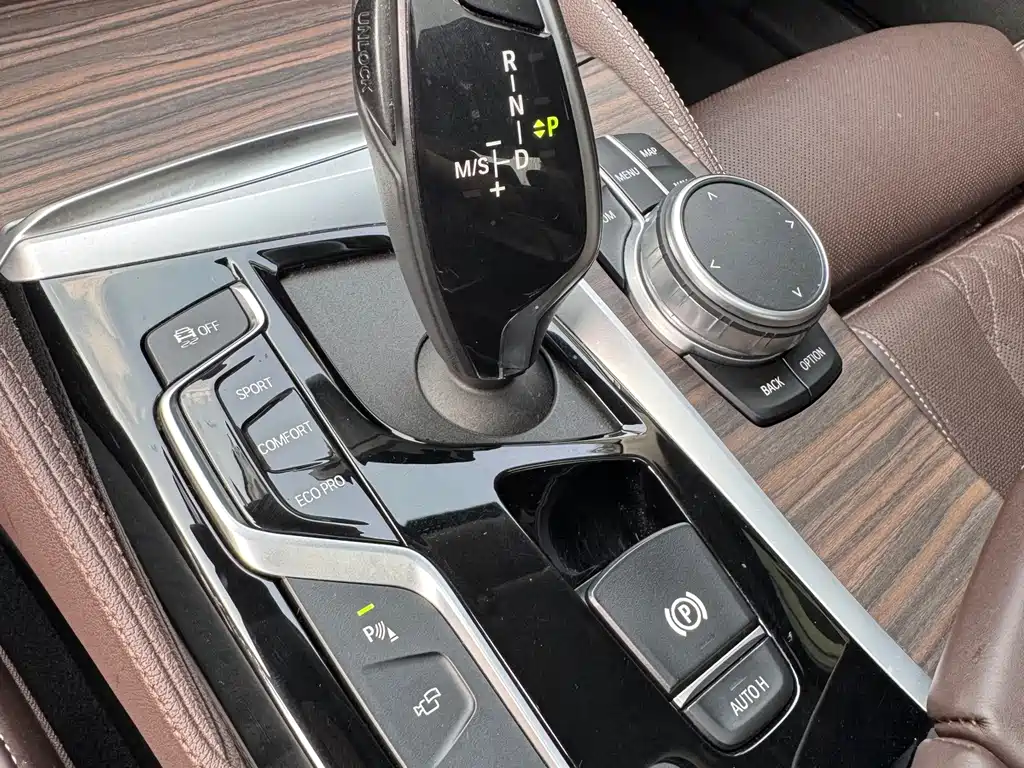 BMW 5 Series — миниатюра 9
