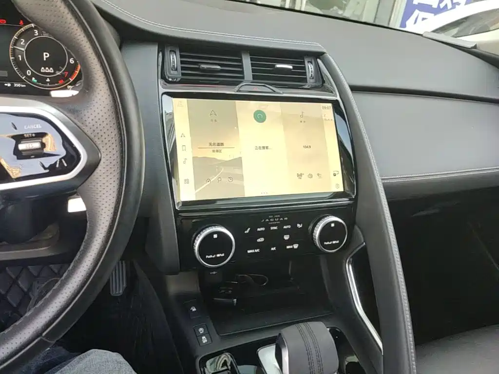 Jaguar E-PACE — миниатюра 13