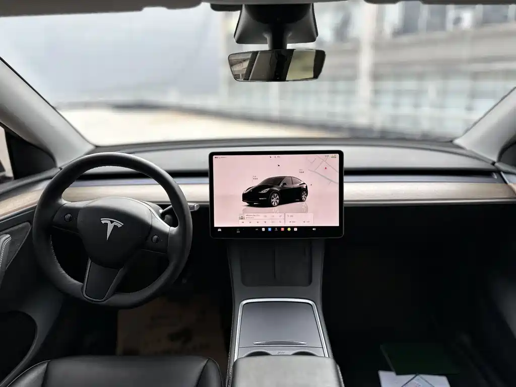TESLA MODEL Y