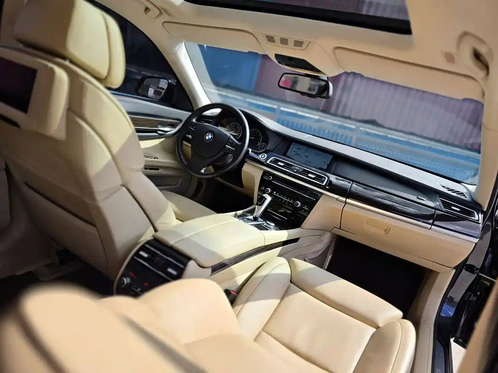 BMW 7 Series — миниатюра 11