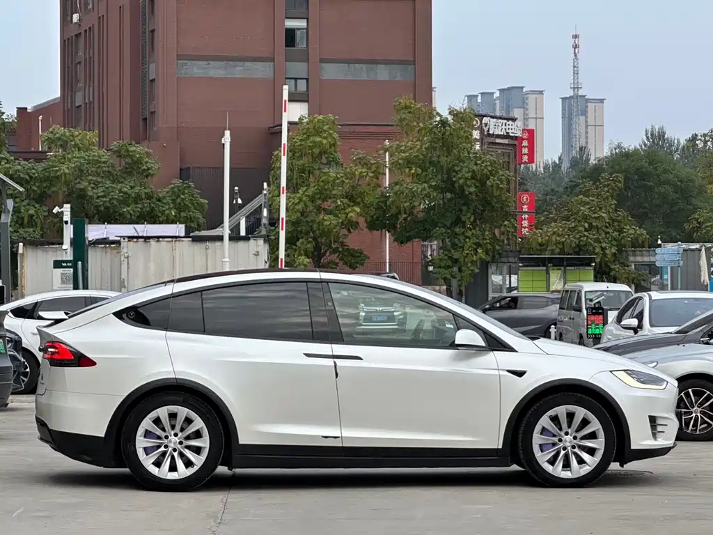 TESLA MODEL X