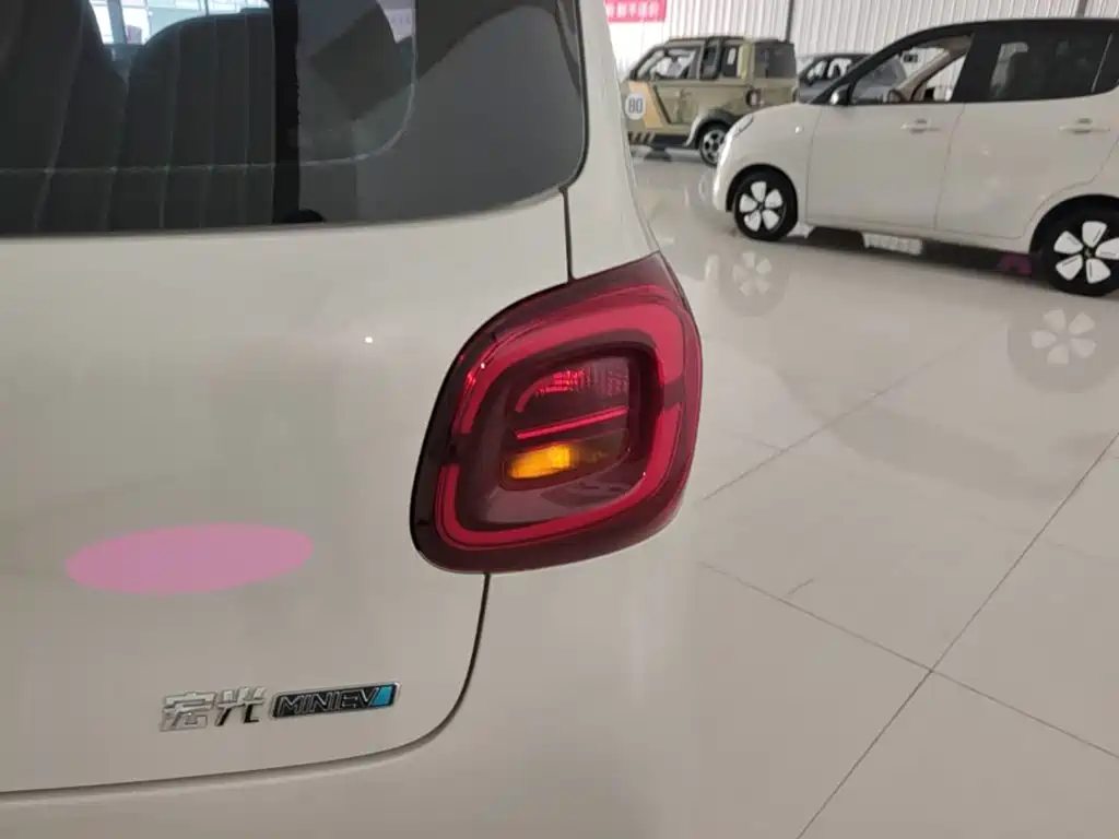 Wuling MINIEV — миниатюра 8