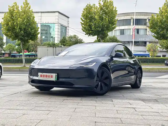 TESLA MODEL 3 2024