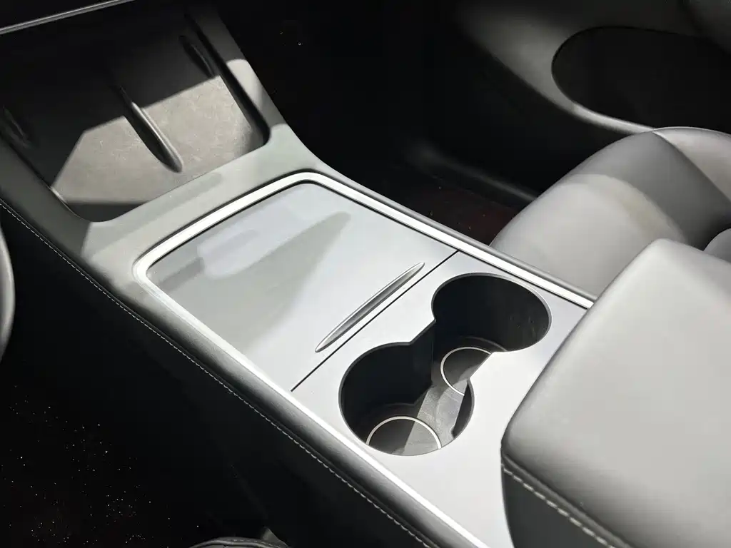 Tesla Model Y — миниатюра 15