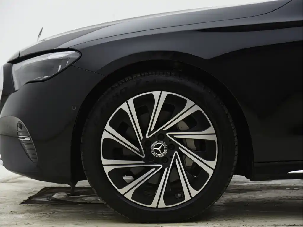 Mercedes-Benz E-Class — миниатюра 3