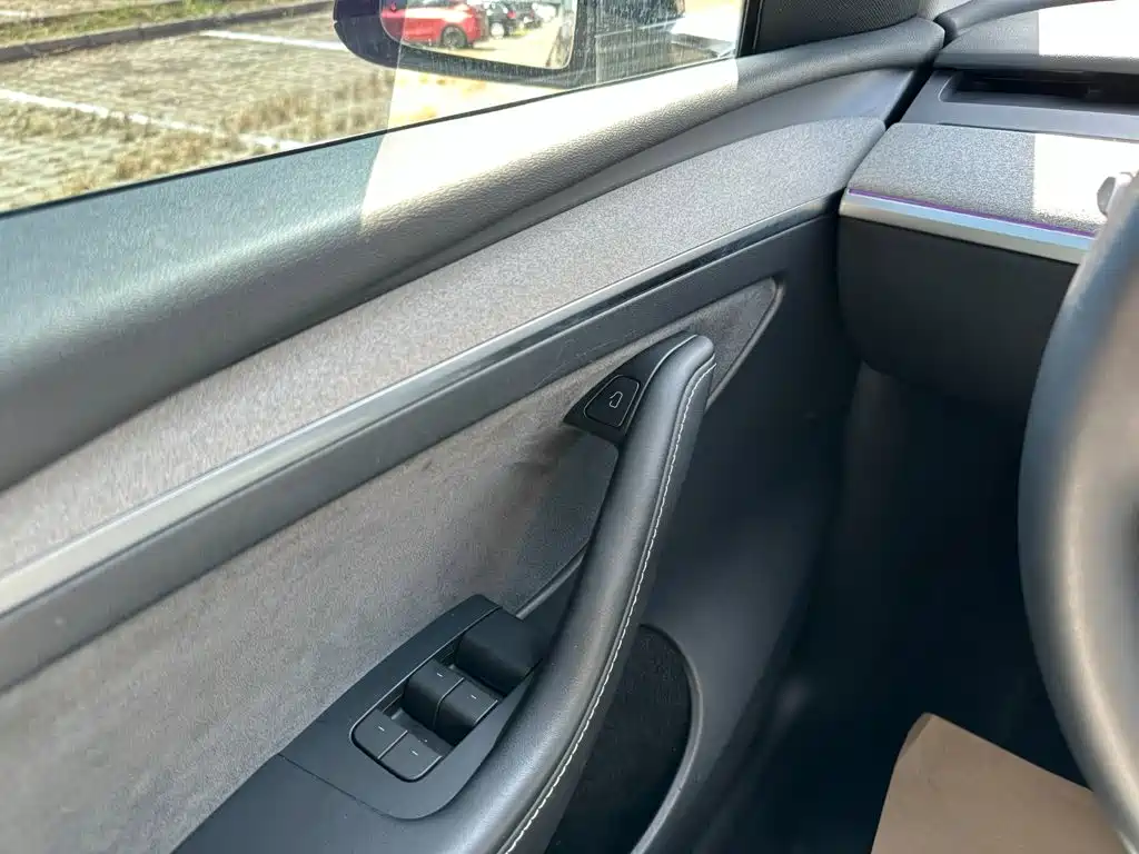 Tesla Model Y — миниатюра 22