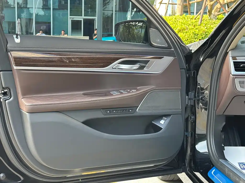 BMW 7 Series — миниатюра 5