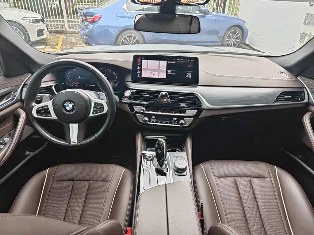 BMW 5 Series — миниатюра 9