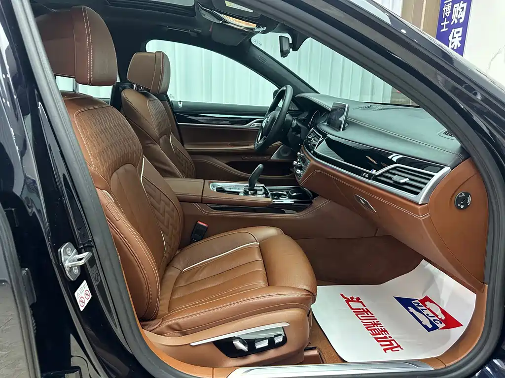 BMW 7 Series — миниатюра 23