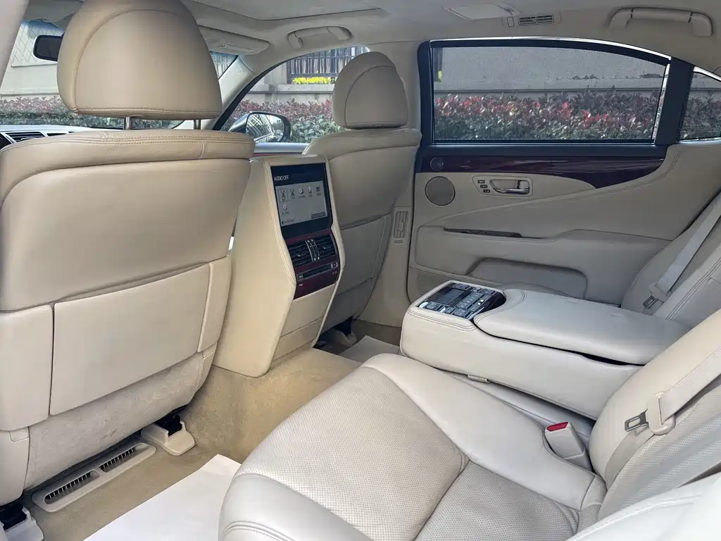 Lexus LS — миниатюра 10