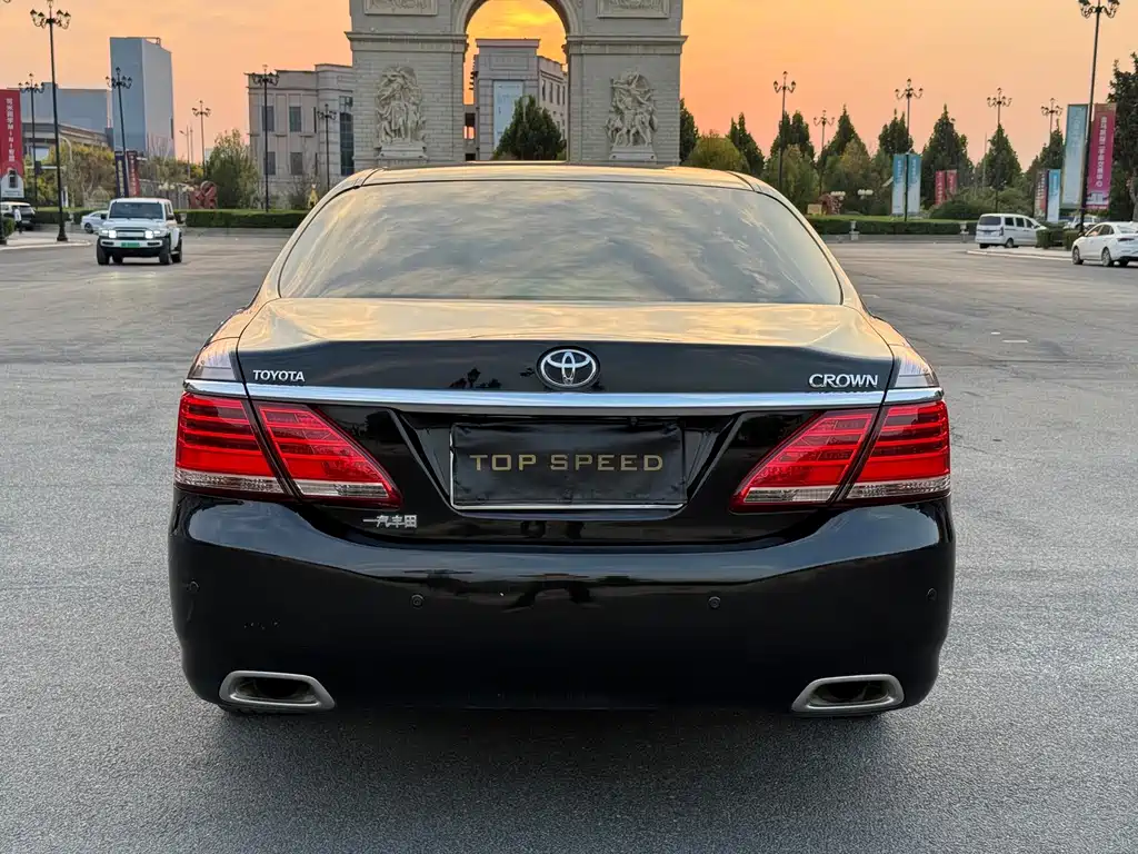 Toyota Crown — миниатюра 7