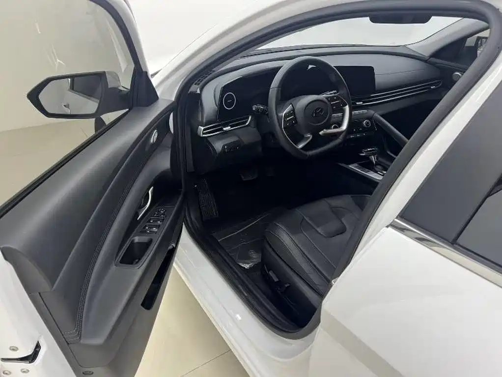 Hyundai Elantra — миниатюра 10