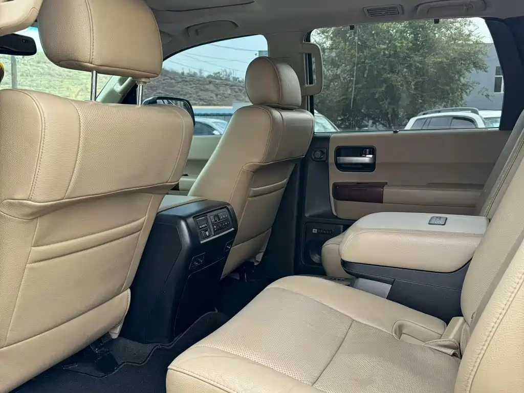 Toyota Sequoia — миниатюра 6