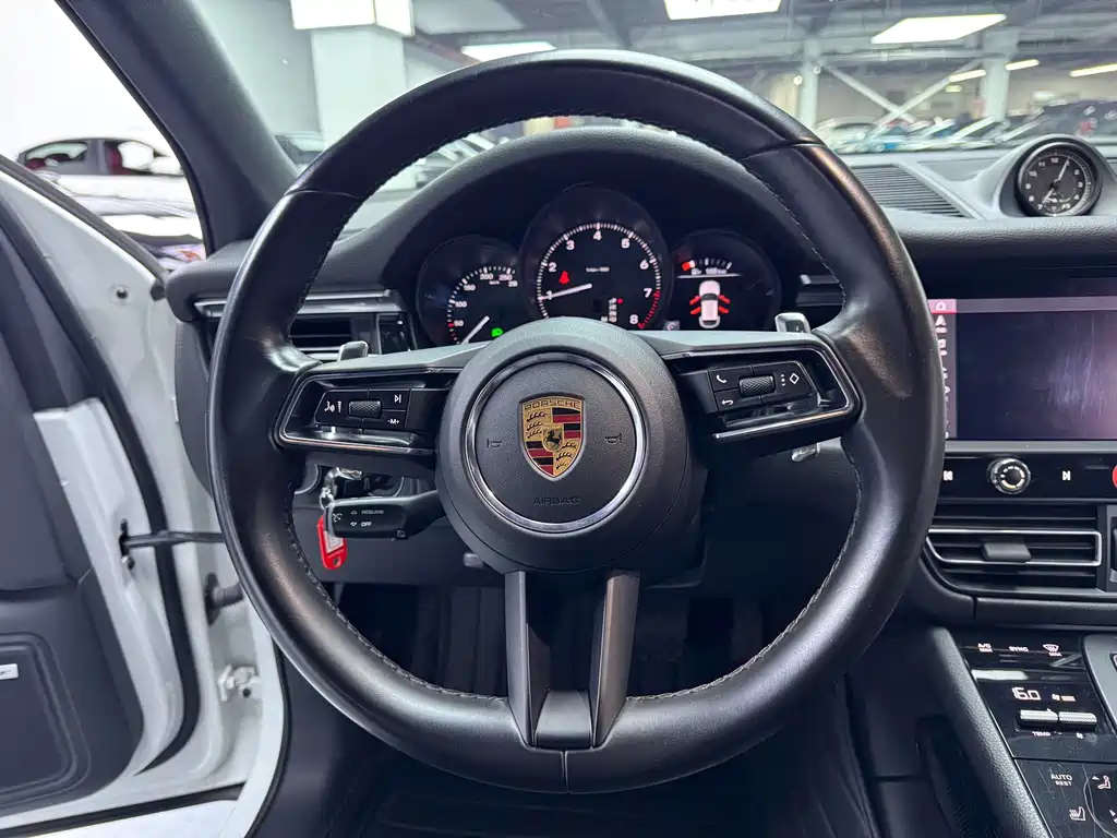 Porsche Macan — миниатюра 8