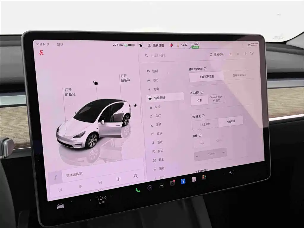 Tesla Model Y — миниатюра 13