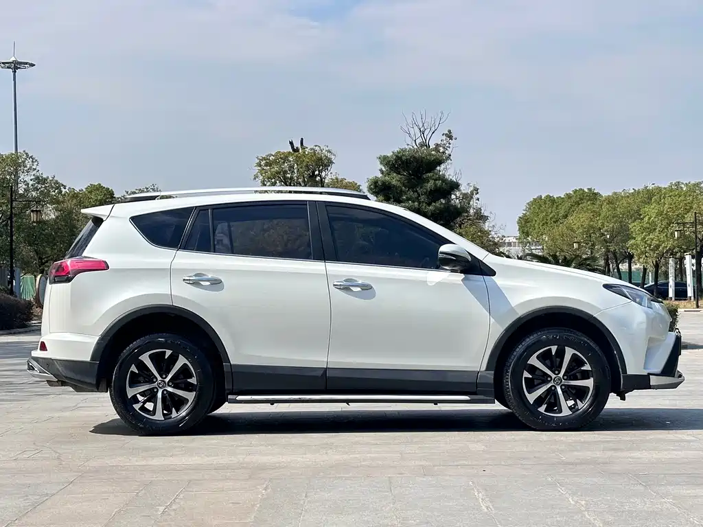 Toyota RAV4 — миниатюра 7