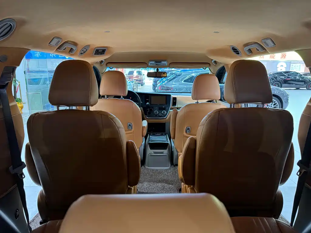 Toyota Sienna — миниатюра 13