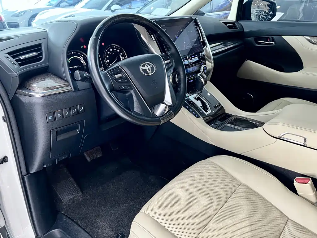 Toyota Alphard — миниатюра 7