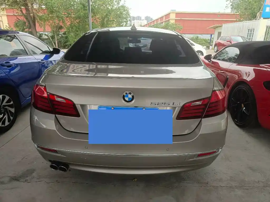 BMW 5 Series — миниатюра 11