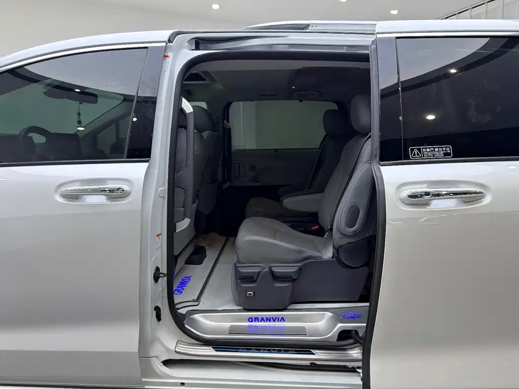 Toyota Granvia — миниатюра 7