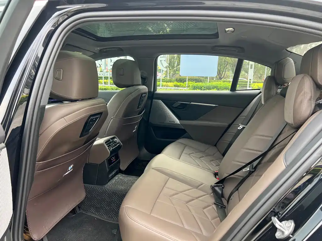 BMW 5 Series — миниатюра 6