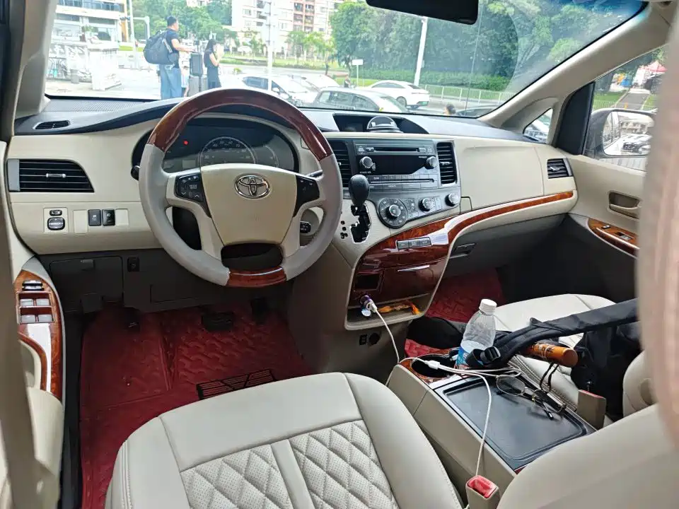 Toyota Sienna — миниатюра 3