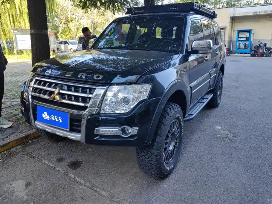 MITSUBISHI PAJERO