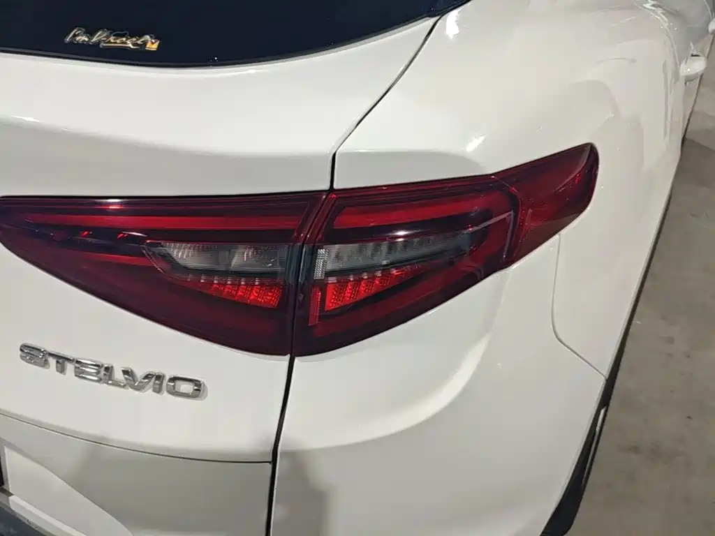 Alfa Romeo Stelvio — миниатюра 8