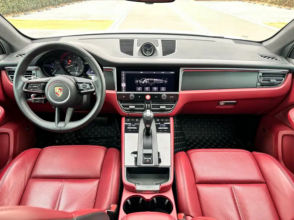PORSCHE MACAN