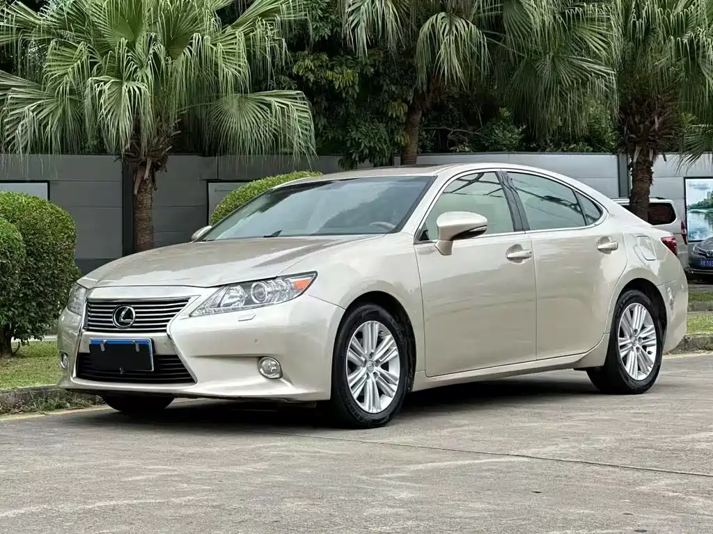 Lexus ES