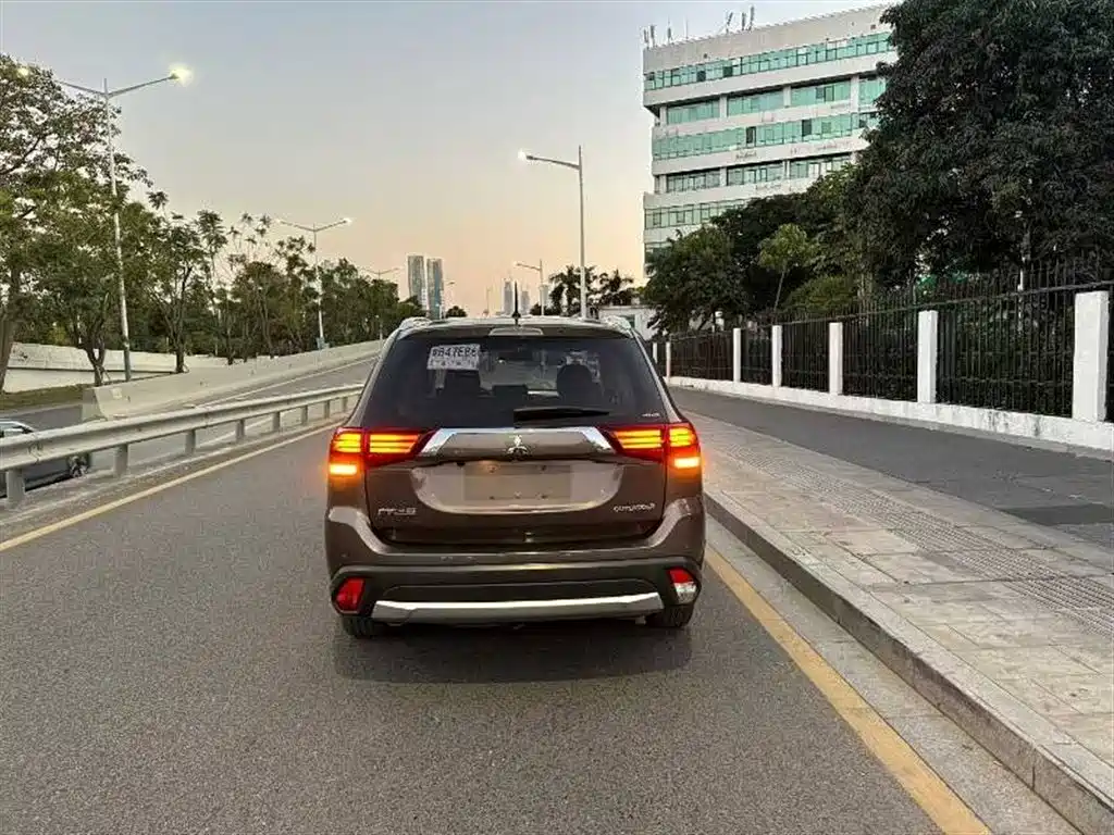 MITSUBISHI OUTLANDER