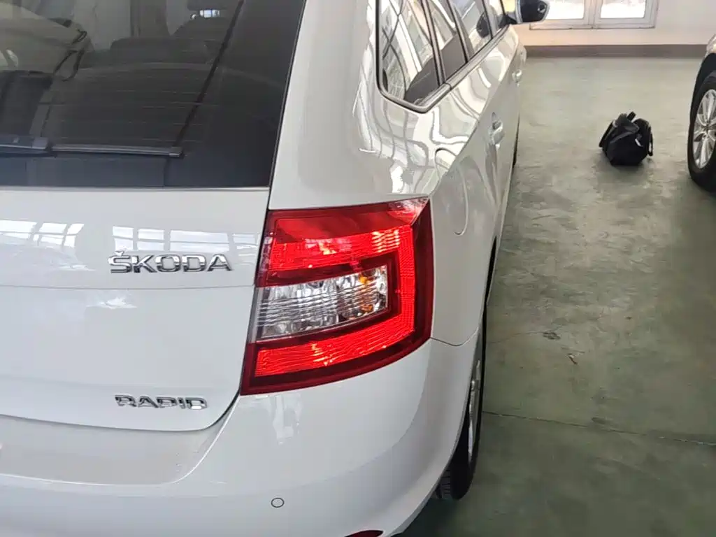 Skoda Rapid Spaceback — миниатюра 8