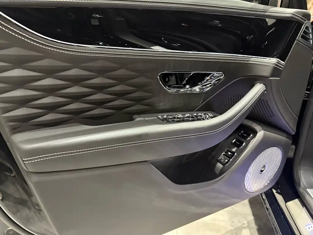 Bentley Flying Spur PHEV — миниатюра 12