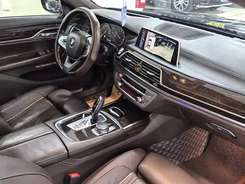 BMW 7 Series — миниатюра 10