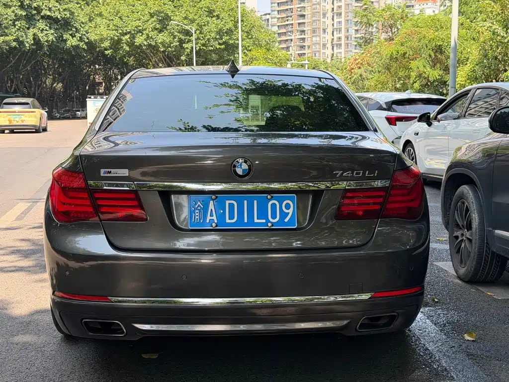BMW 7 Series — миниатюра 5