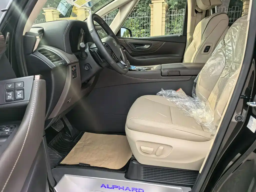 Toyota Alphard — миниатюра 17