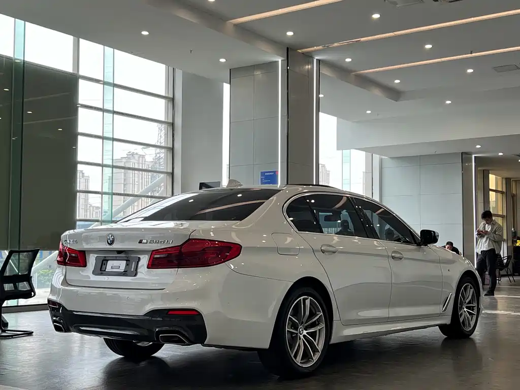 BMW 5 Series — миниатюра 13