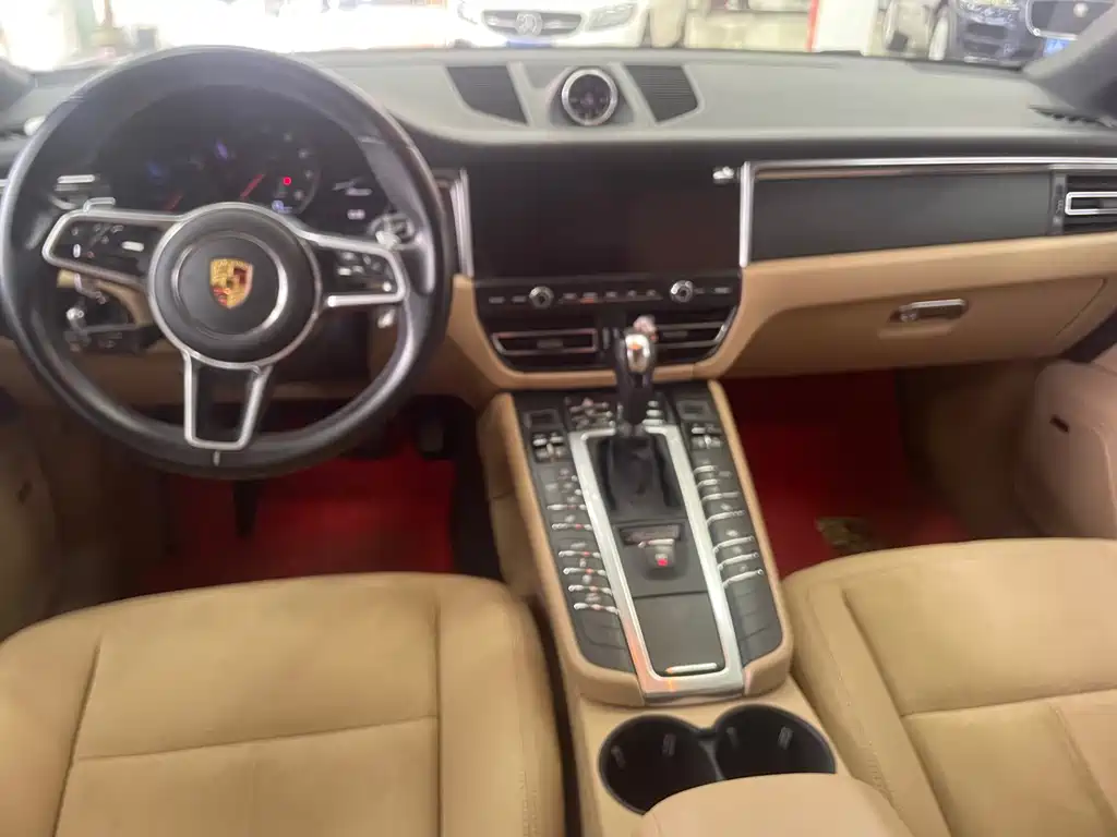 PORSCHE MACAN