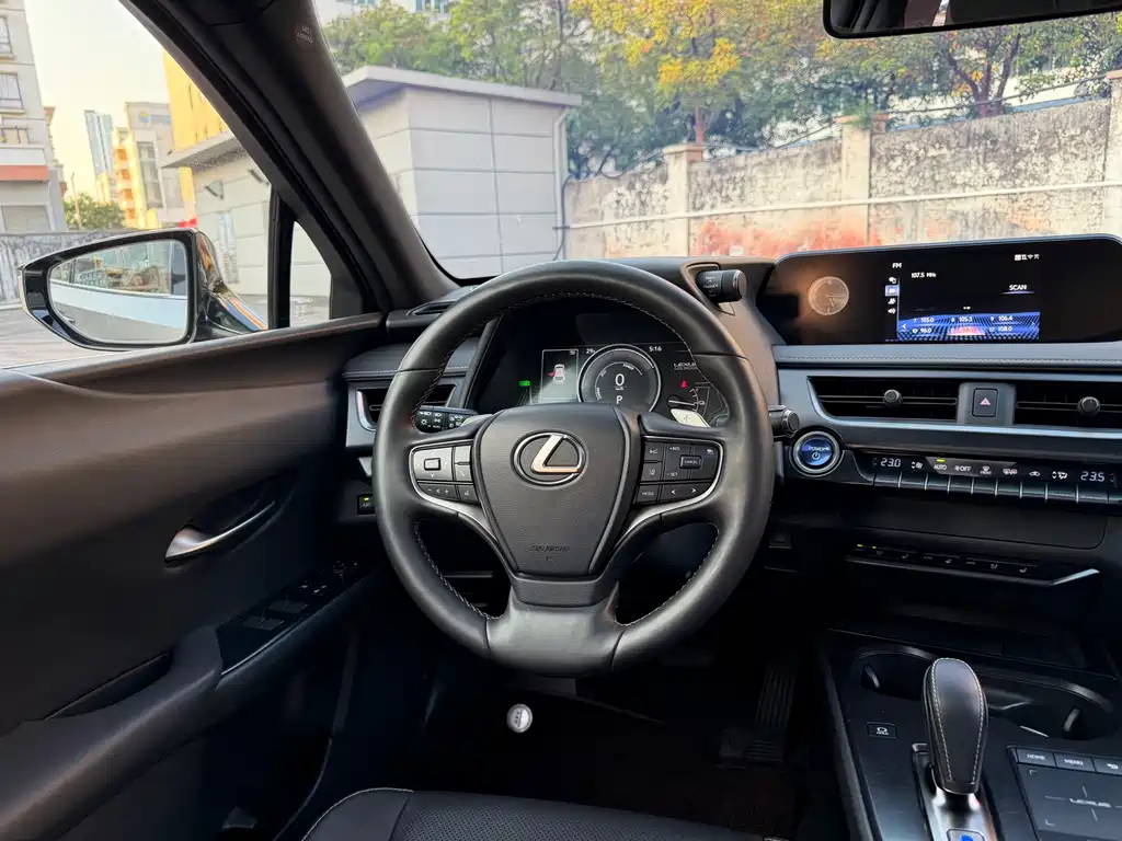Lexus UX New Energy — миниатюра 7
