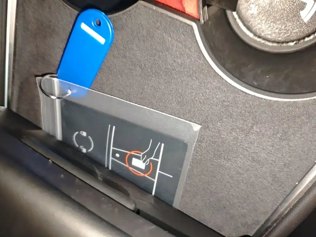 Tesla Model Y — миниатюра 9