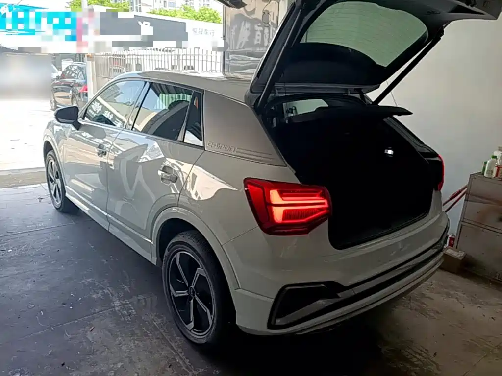 Audi Q2L e-tron — миниатюра 5