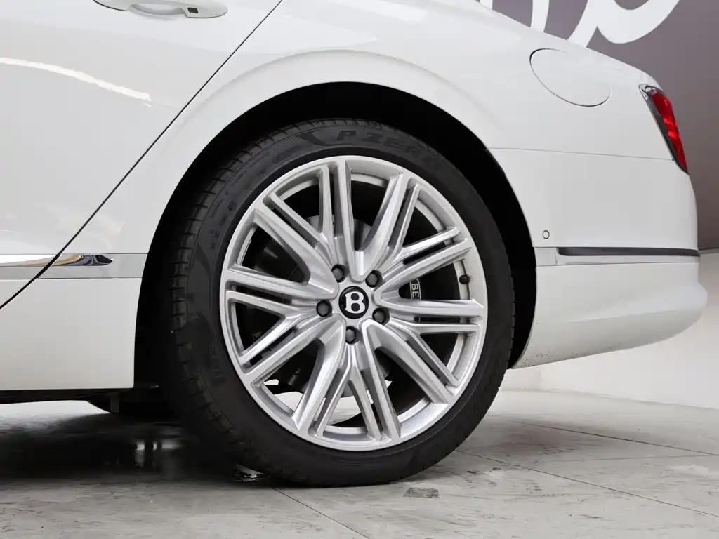 Bentley Flying Spur PHEV — миниатюра 9